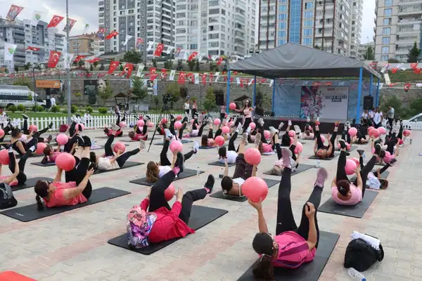 Mamak'ta Açık Hava Pilatesi: 100. Yıl Cumhuriyet Millet Bahçesi'nde Spor Coşkusu
