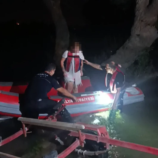 Manavgat'ta Adacıkta Mahsur Kalan Vatandaş İtfaiye Ekipleriyle Kurtarıldı
