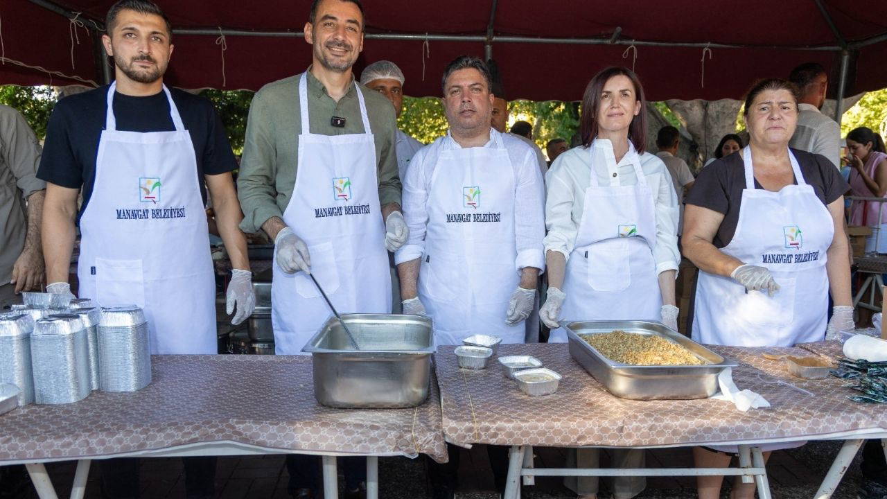 Manavgat Belediyesi’nden binlerce kişiye aşure ikramı