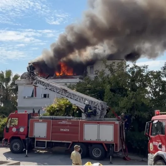 Manavgat'ta çatı yangını: Tur şirketi çalışanlarının kaldığı bina kullanılamaz hale geldi