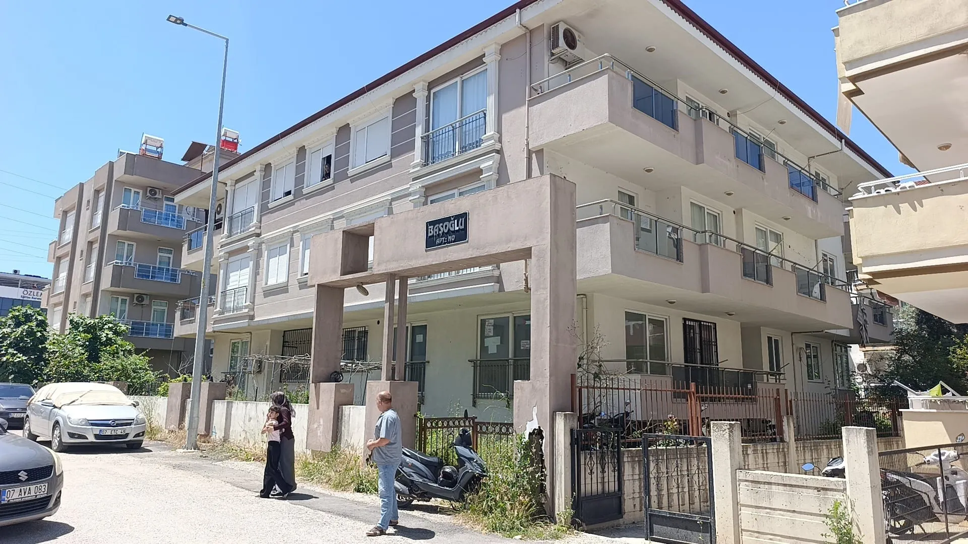 Manavgat'ta çatlak apartman dehşeti: Duvarlar yarıldı, sakinler kaçıyor