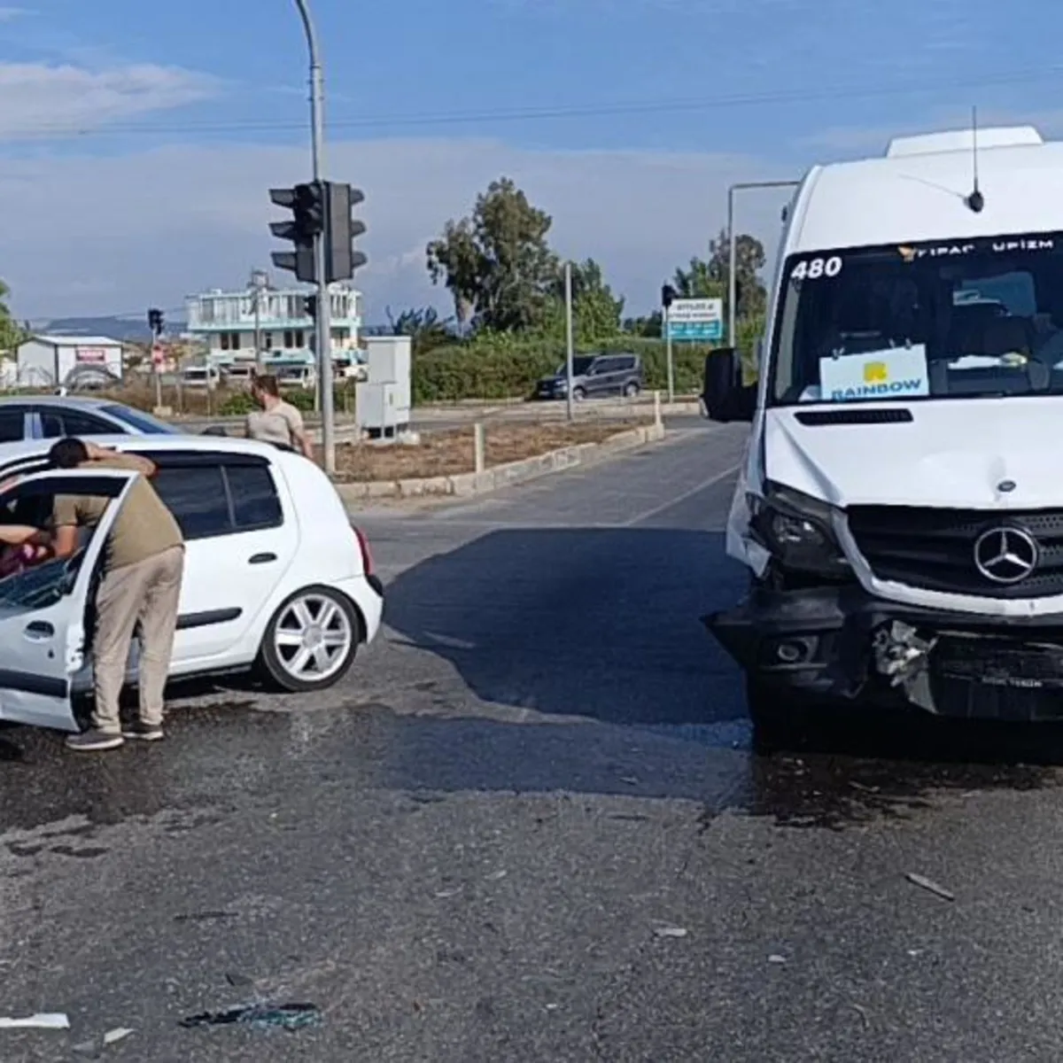 Manavgat'ta Elektrik Kesintisi Kazaya Yol Açtı: Tur Minibüsü Otomobille Çarpıştı