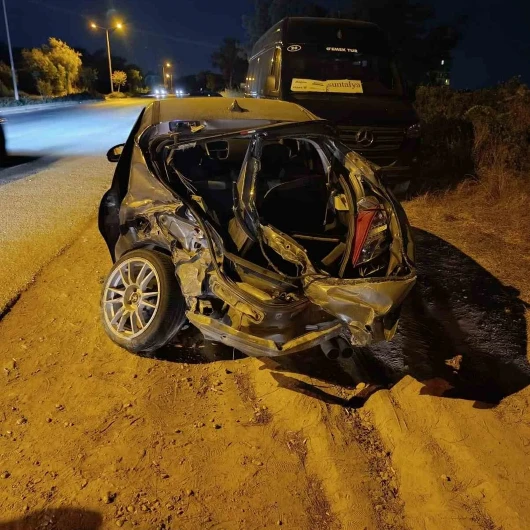 Manavgat'ta kazada otomobil tur otobüsüne çarptı: 1 yaralı