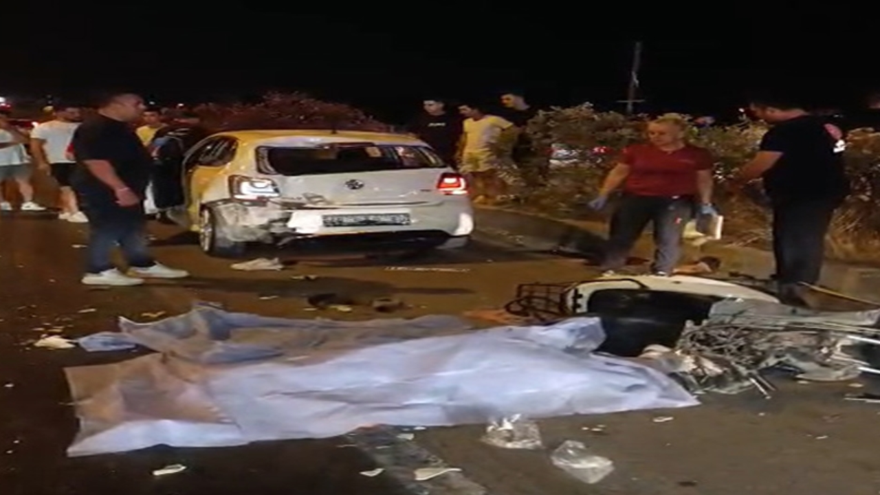 Manavgat'ta Motosiklet Emniyet Şeridindeki Otomobile Çarptı: 1 Ölü, 1 Yaralı