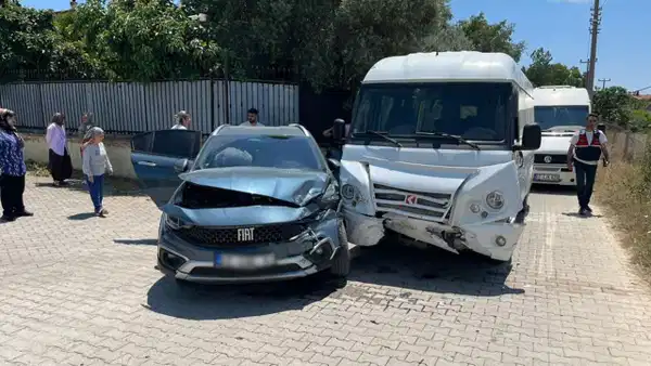 Manavgat'ta Okul Servisi ile Otomobil Çarpıştı: 7'si Çocuk 9 Yaralı