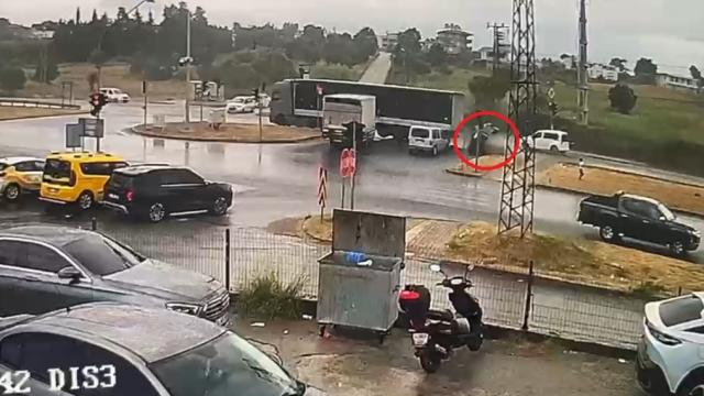 Manavgat'ta Tır Otomobili Sürükleyip Takla Attırdı: 3 Yaralı