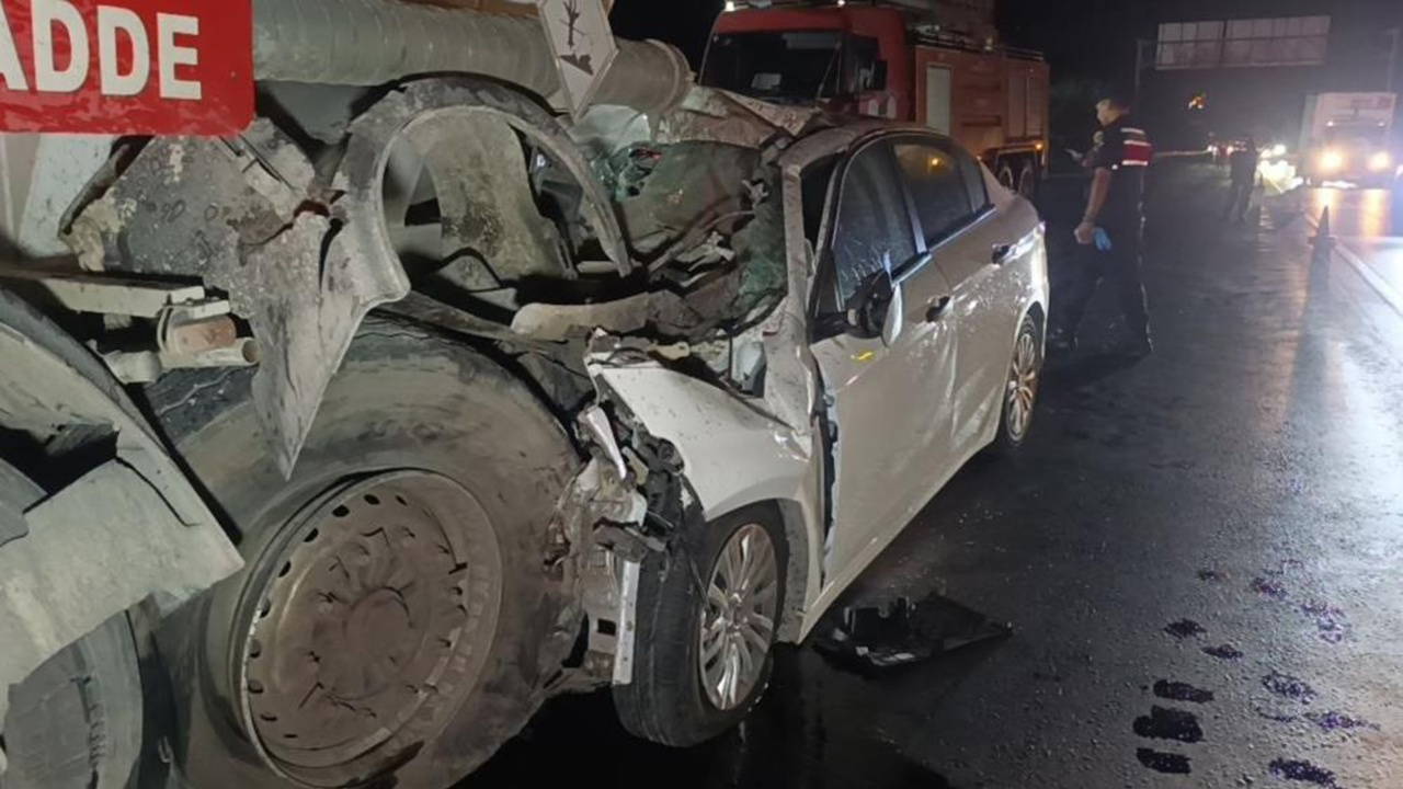 Manavgat'ta feci kaza: Otomobil tankere çarptı, infaz memuru hayatını kaybetti