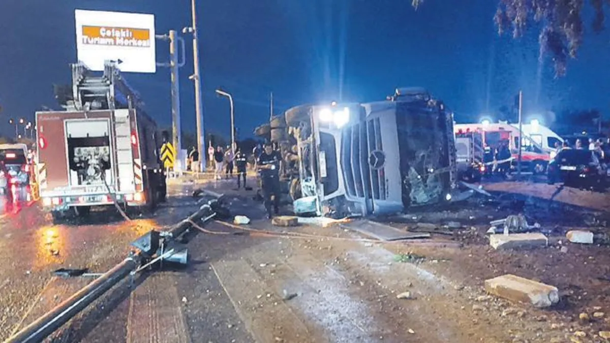 Manavgat'ta Trafik Kazası: Tır Durakta Bekleyenlerin Üzerine Devrildi, 2 Ölü
