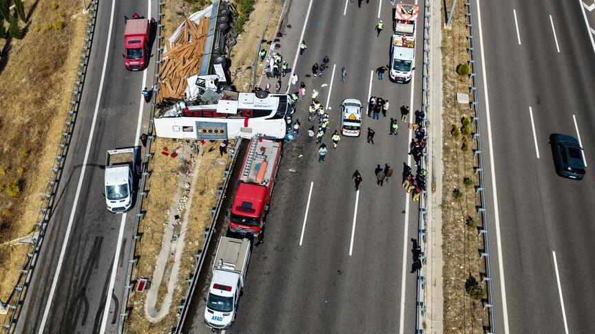 Manisa Akhisar'da feci kaza: Çekici ile tur otobüsü çarpıştı, 11 ölü