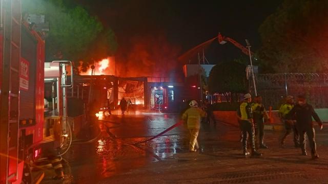 Manisa'da akü fabrikasında yangın: ekipler seferber oldu