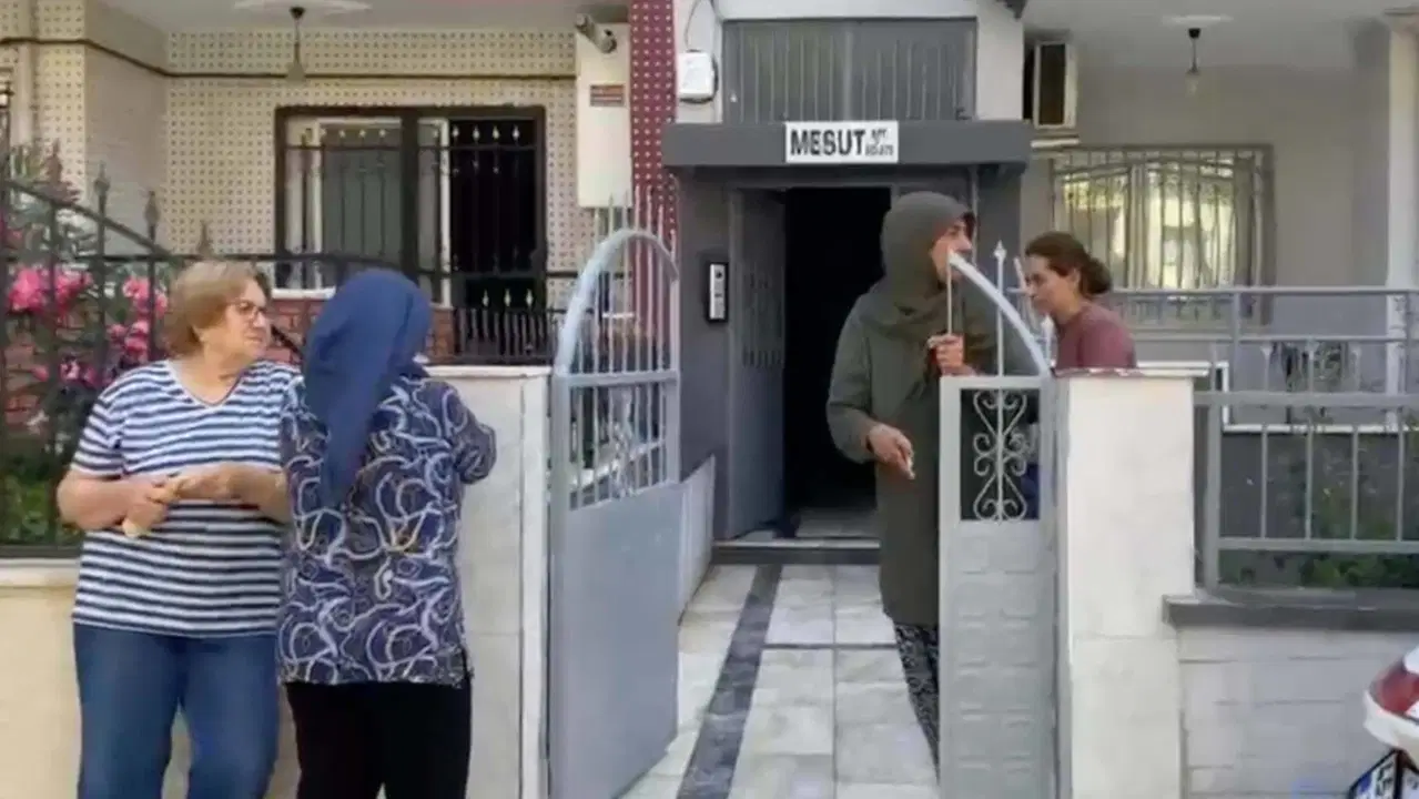 Manisa'da boşanma aşamasındaki eşini öldürdü, kızını yaraladı