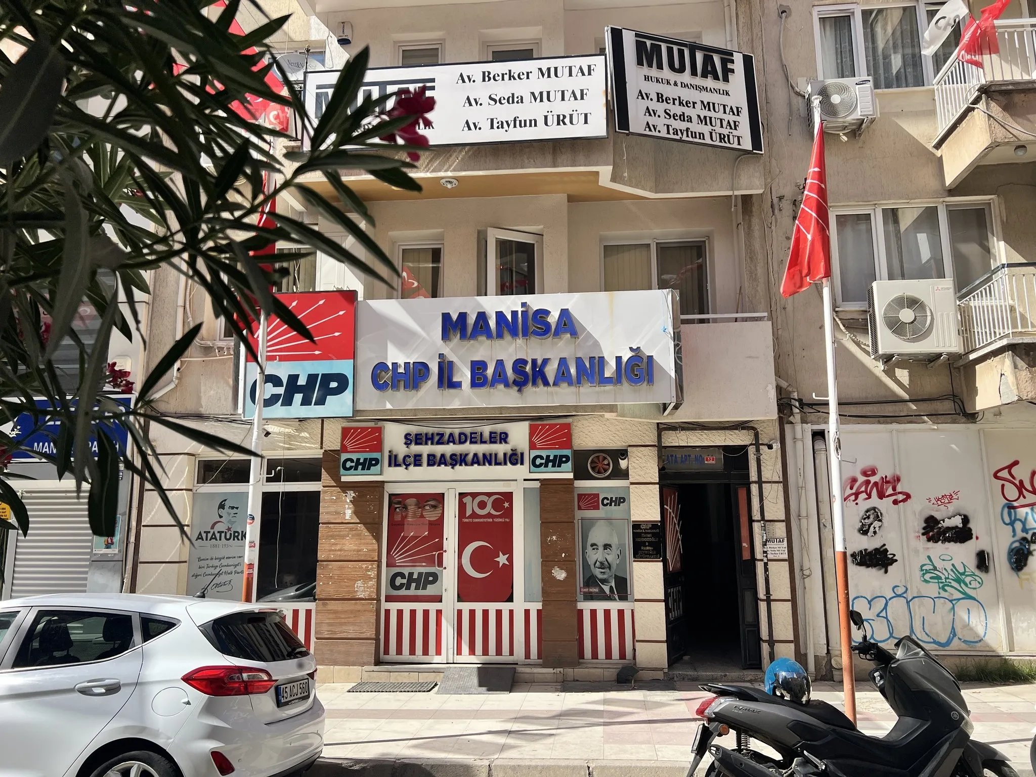 Manisa CHP'de kavga: Partili iki kişi birbirine girdi, 1 yaralı