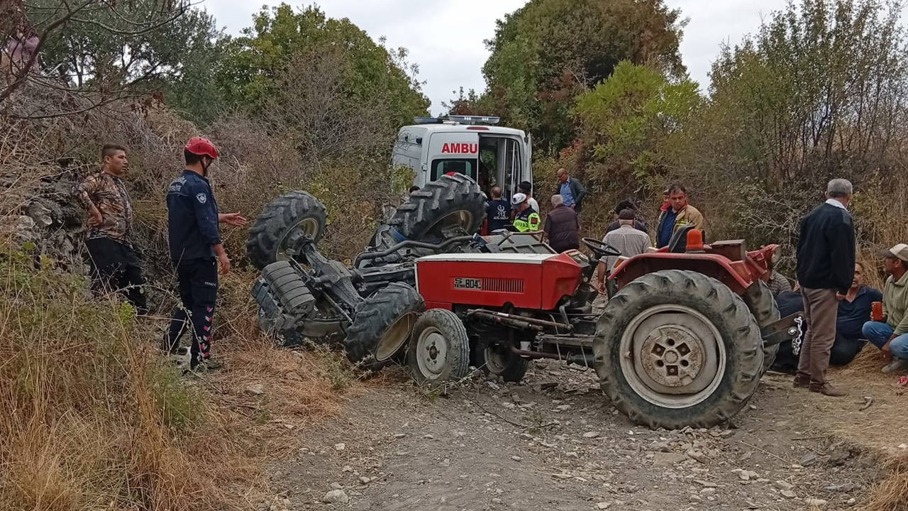 Manisa'da traktör devrildi: 2 ölü, 3 yaralı