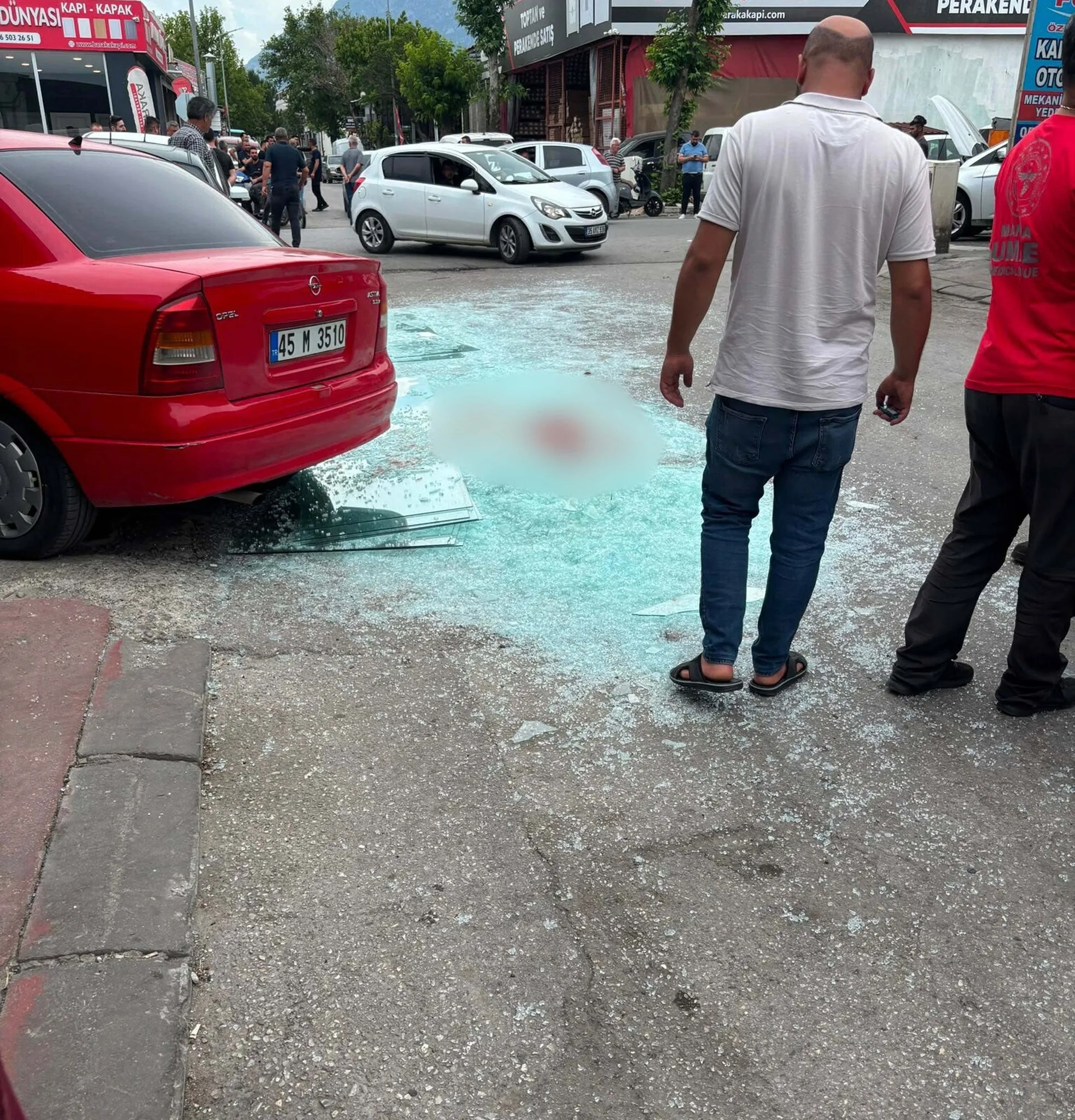 Manisa'da iş cinayeti: 18 yaşındaki işçinin üzerine cam levha devrildi