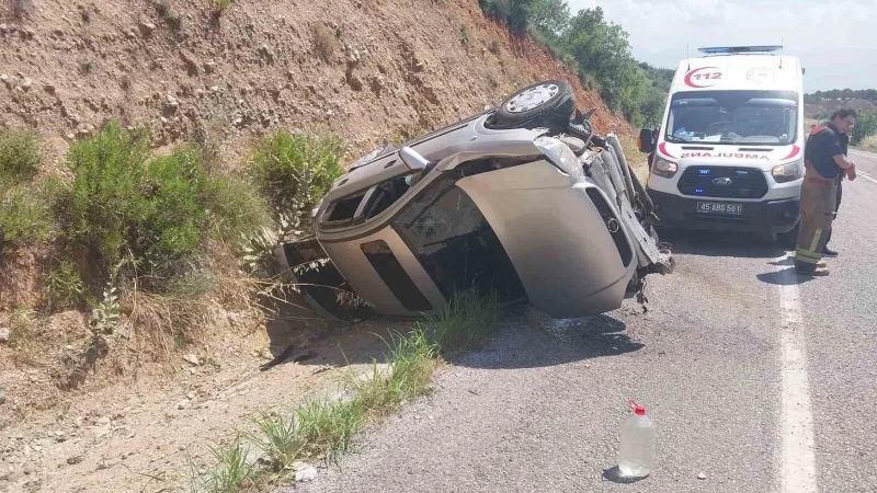 Manisa'da kontrolden çıkan otomobil takla attı: 1'i çocuk 2 yaralı