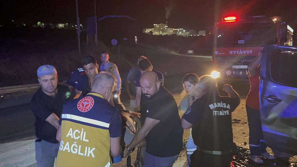 Manisa Kula'da TIR'a Çarpan Kamyonet Hurdaya Döndü: 1 Ölü, 4 Yaralı