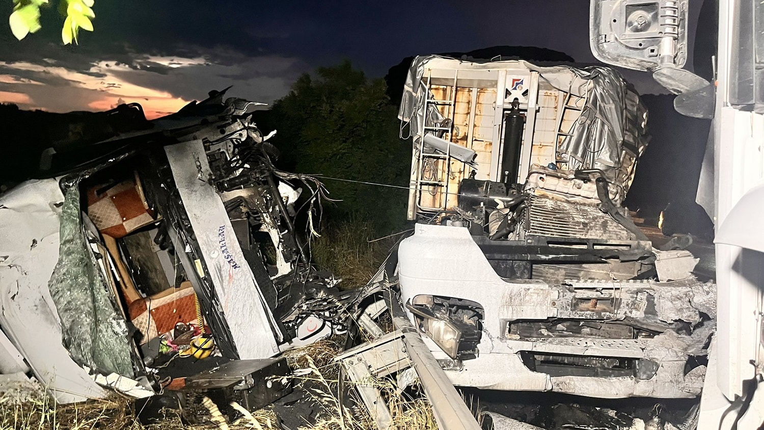 Manisa'da iki TIR kafa kafaya çarpıştı: 2 yaralı