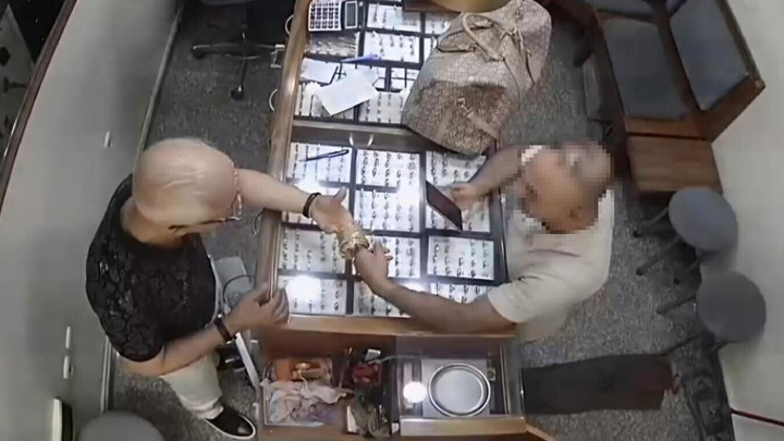 Manisa'da kuyumcu hırsızı 15 altın bilezikle yakalandı