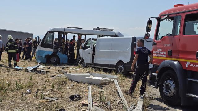 Manisa'da midibüs-panelvan çarpıştı: 1 ölü, 10 yaralı