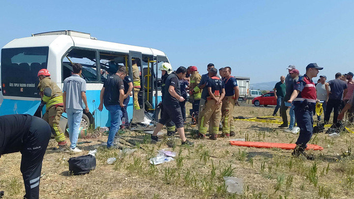 Manisa'da minibüs kazası: 1 ölü, 7 yaralı