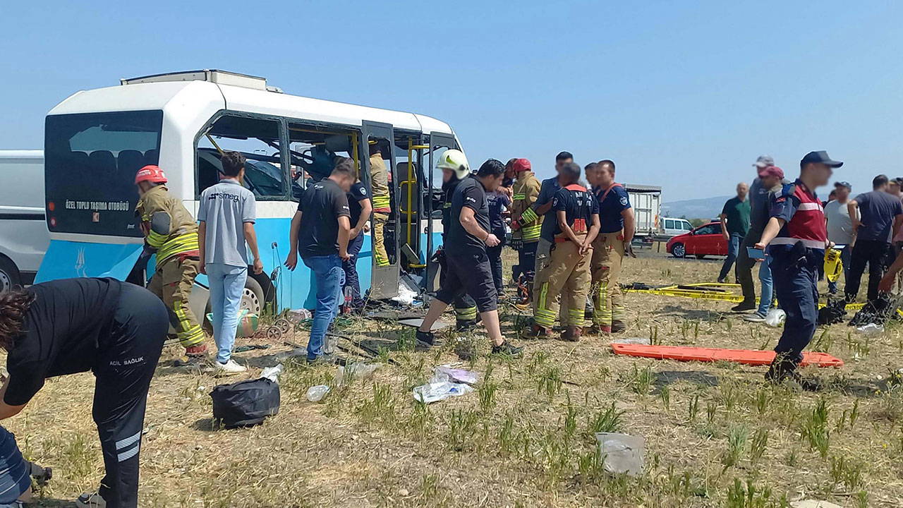 Manisa'da minibüs ile panelvan çarpıştı: 1 ölü, 10 yaralı