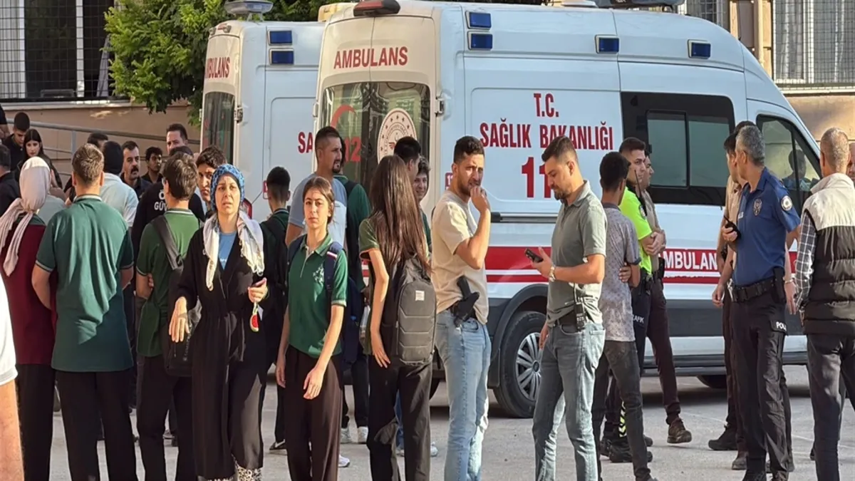 Manisa'da Okul Önünde Silahlı Saldırı: Bakan'dan Ailelere Uyarı