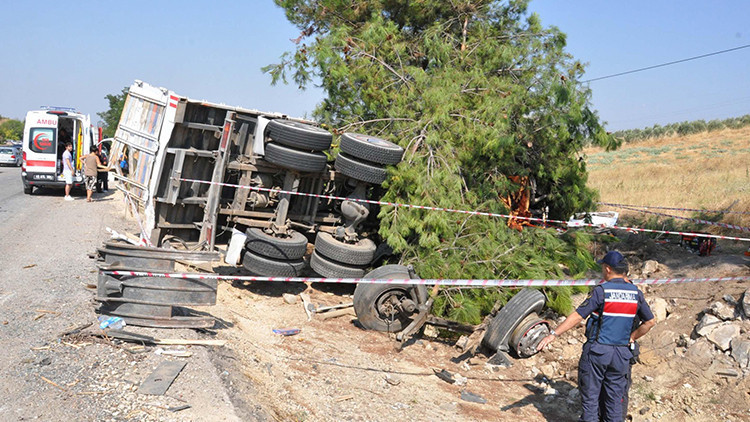 Manisa'da Otobüs Kamyona Çarptı: 1 Ölü, 7 Yaralı