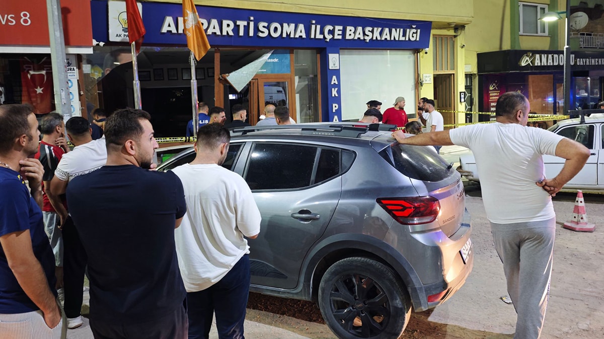 Manisa'da Otomobil AKP Binasına Girdi