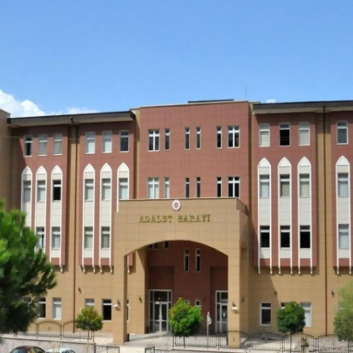 Manisa'da rüşvet ve suç örgütü operasyonu: CHP'li meclis üyeleri dahil 12 gözaltı