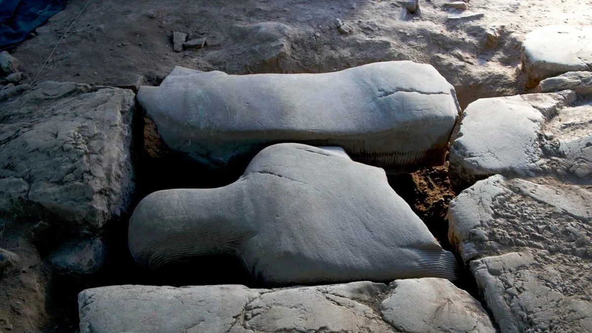Manisa'da 2 bin 500 yıllık anıtsal genç erkek heykeli bulundu