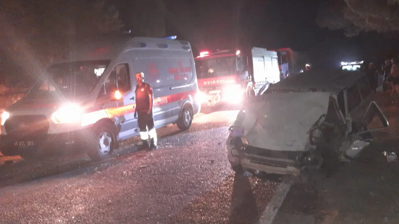 Manisa Selendi'de otomobil traktöre çarptı: 2'si ağır 4 yaralı
