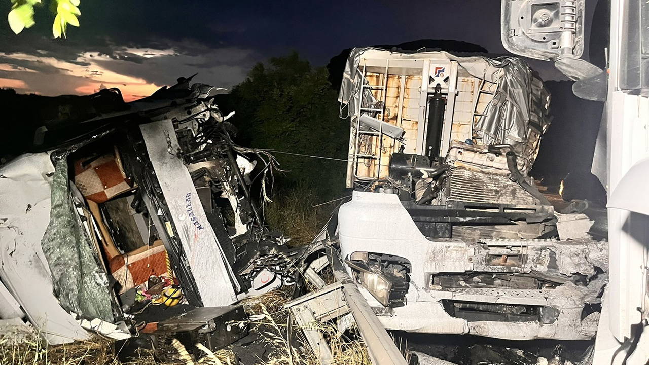 Manisa'da TIR çarpıştı: 2 sürücü yaralandı