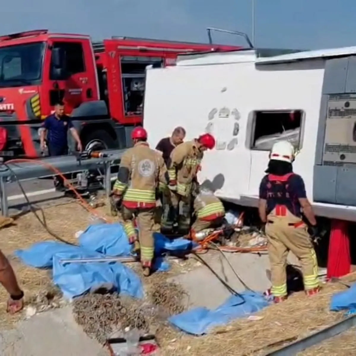 Manisa'da TIR ile tur otobüsü çarpıştı: 11 ölü, 27 yaralı