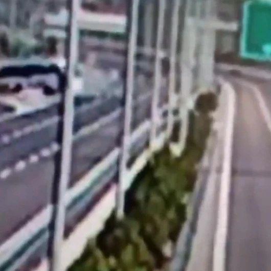 Manisa'da 11 ölü: Tur otobüsü geri geri giderken tır çarptı