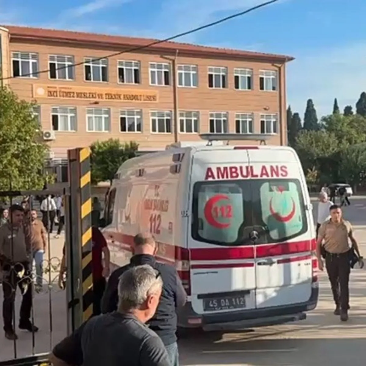 Manisa Turgutlu'da Okul Önünde Silahlı Saldırı: Yaralılar Var