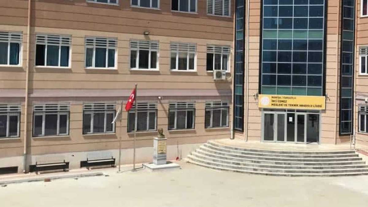 Manisa Turgutlu'da Lise Önünde Silahlı Saldırı: 4 Öğrenci Yaralı