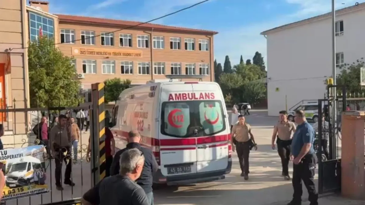 Manisa Turgutlu'da lise önünde silahlı saldırı: Yaralı öğrenciler var