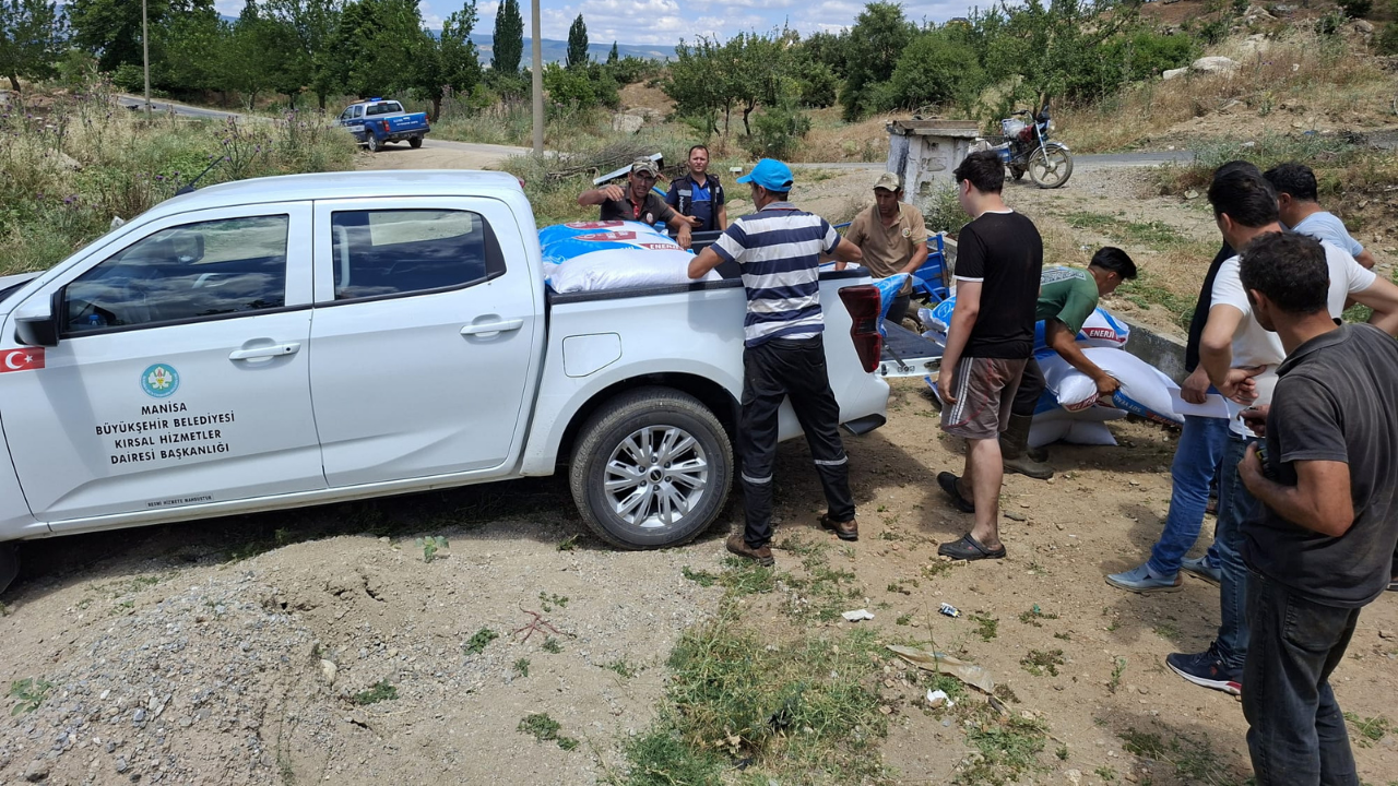 Manisa'da yangın mağduru besiciye belediyeden yem desteği