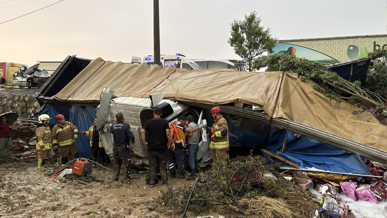Manisa'da zincirleme kaza: 1 ölü, 4 yaralı