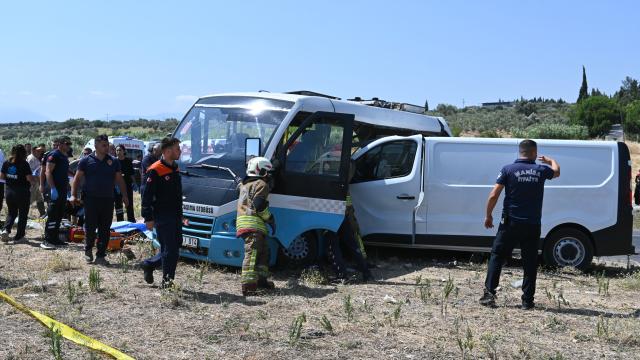 Manisa'da Midibüs-Panelvan Çarpışması: 1 Ölü, 10 Yaralı