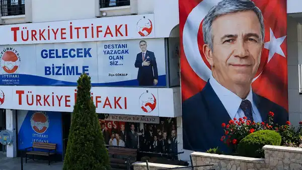 Mansur Yavaş posteri krizi: ABB'den 3 yıldır asılı yanıtı