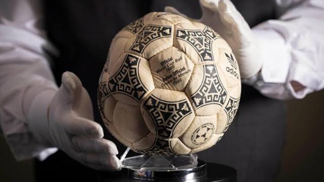 Maradona'nın 'Tanrı'nın Eli' Topu 3,3 Milyon Dolara Satıldı