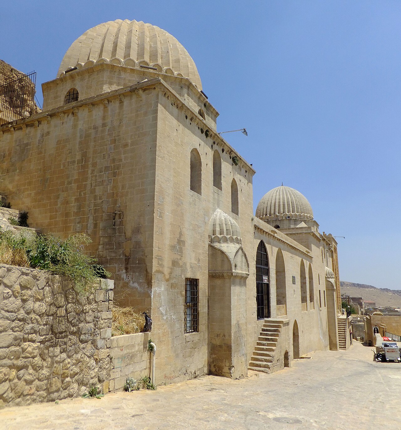 Mardin'de Dam Palas Keyfi: Tarihi Çatılarda Serinlik