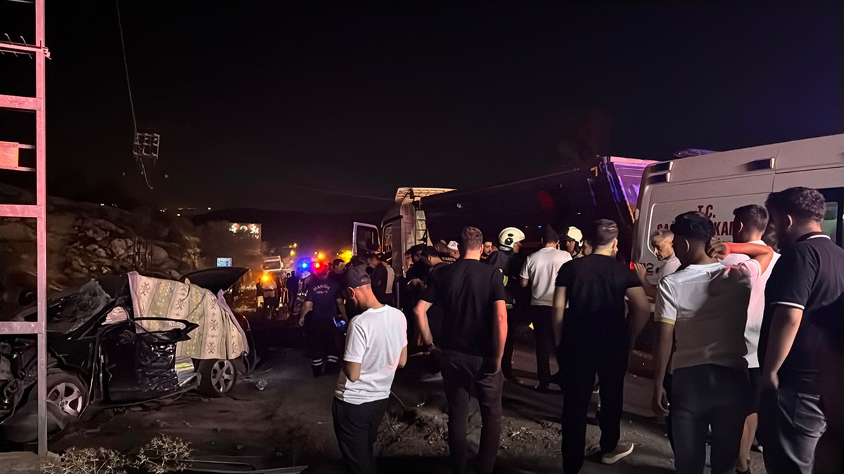 Mardin'de feci kaza: Otomobil ile kamyon çarpıştı, 2 ölü 6 yaralı