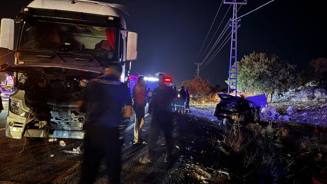 Mardin'de Kamyon-otomobil Kaza: 3 Ölü, 5 Yaralı