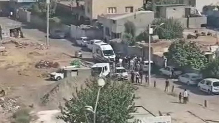 Mardin'de Sokak Ortasında Silahlı Saldırı: Husumetlilerinin Vurduğu Adam Ağır Yaralı