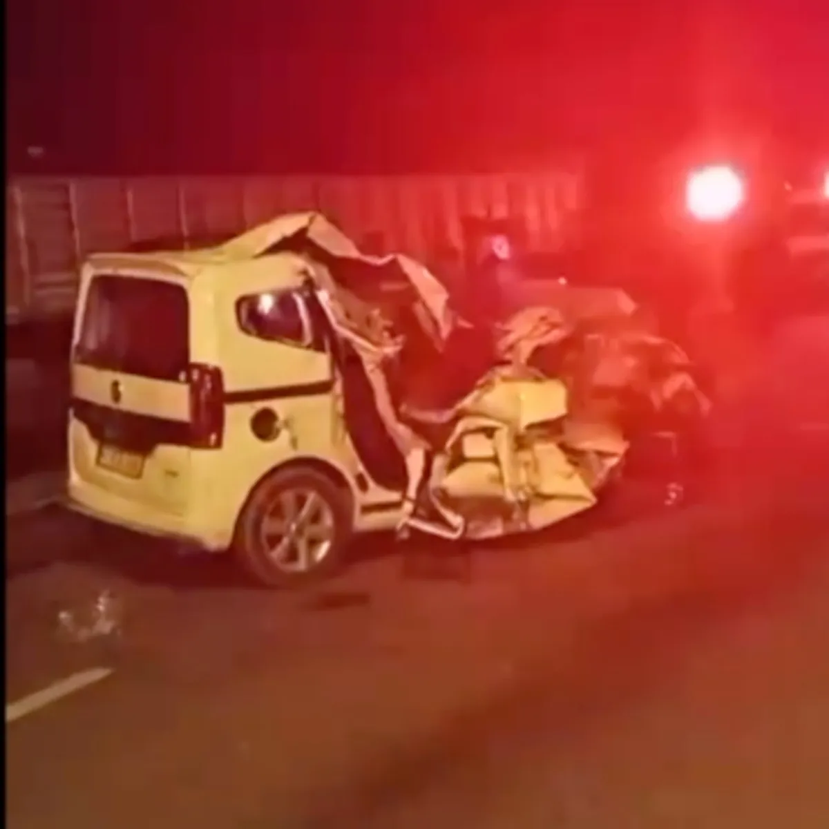 Mardin Midyat'ta TIR'a çarpan araçta 6 kişi ağır yaralandı