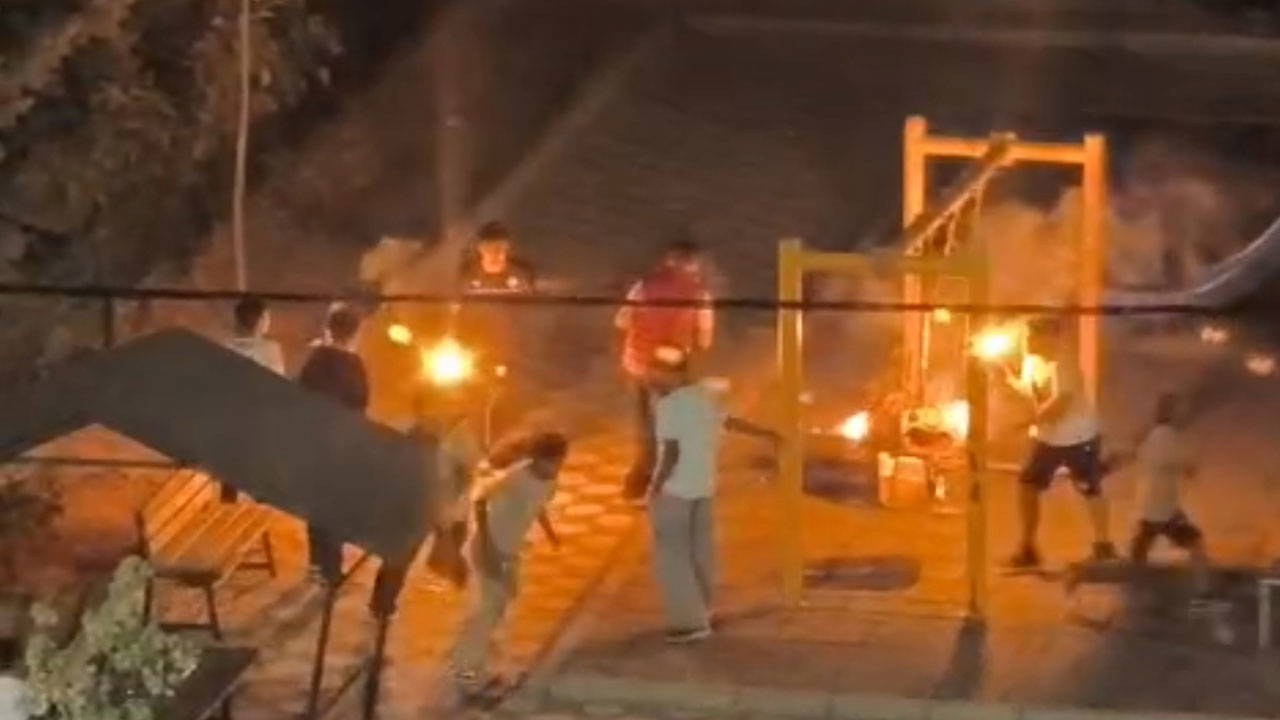 Mardin'de Yanan Sopalarla Çocuk Korkutma Anları Kamerada