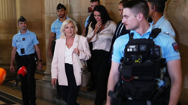 Fransız siyasetçi Marine Le Pen'e ev hapsi ve siyaset yasağı