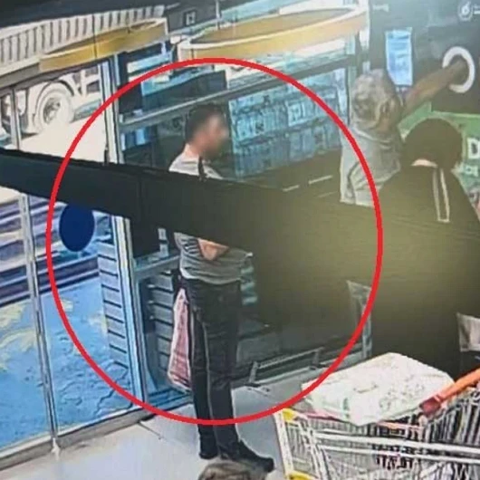 Marketçiyi Kısıtlıyor O Hırsız: 440 Paket Sigarayı DOA Kuyruğunda Çantaya Doldurdu